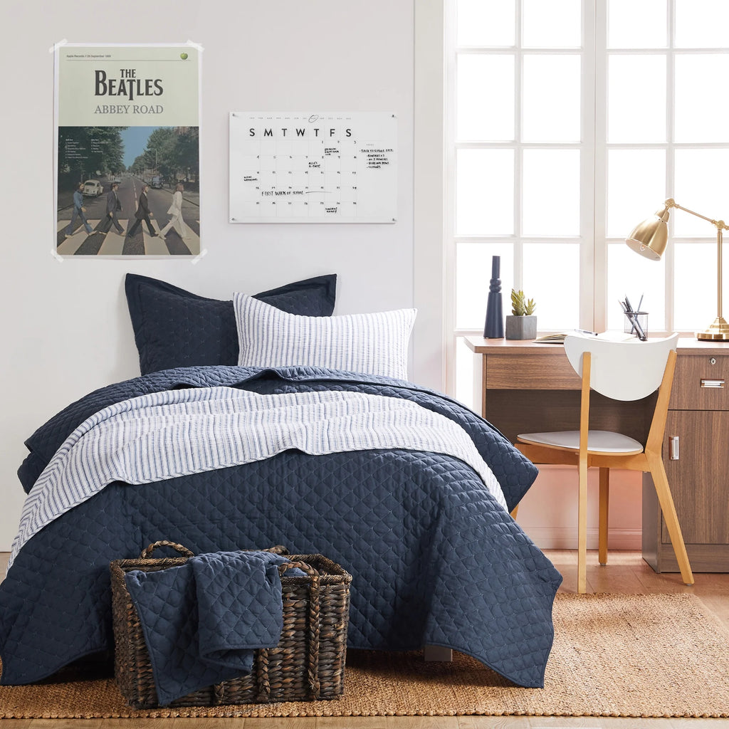 Blue Reversible Cotton Quilt Set with Two Pillow Shams Y77455