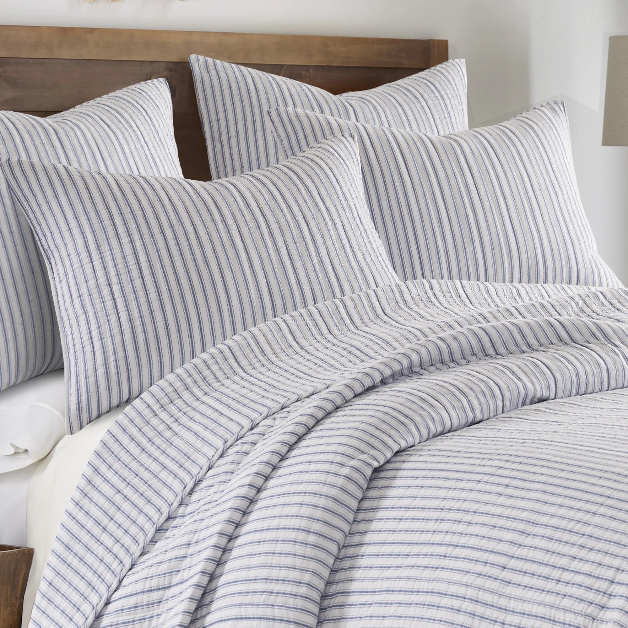 Blue Reversible Cotton Quilt Set with Two Pillow Shams Y77455
