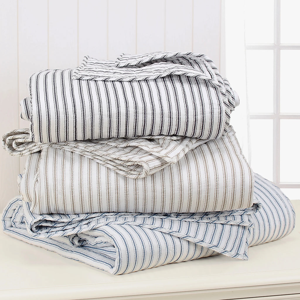 Blue Reversible Cotton Quilt Set with Two Pillow Shams Y77455
