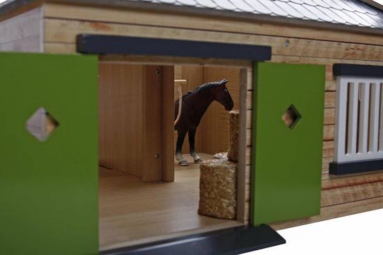 1-24 Scale Horse Stable with 4 Box Storage & Wash Box C2306