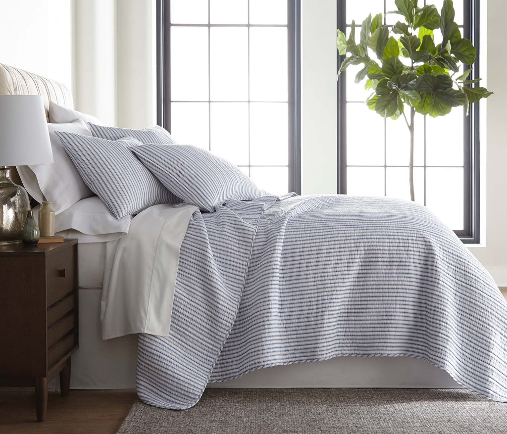 Blue Reversible Cotton Quilt Set with Two Pillow Shams Y77455